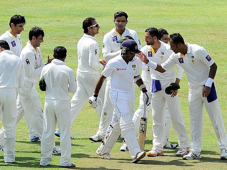 Mahela Jayawardene is welcomed to the field