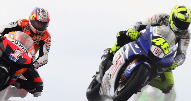 Valentino Rossi and Nicky Hayden (l) at Donington in 2007