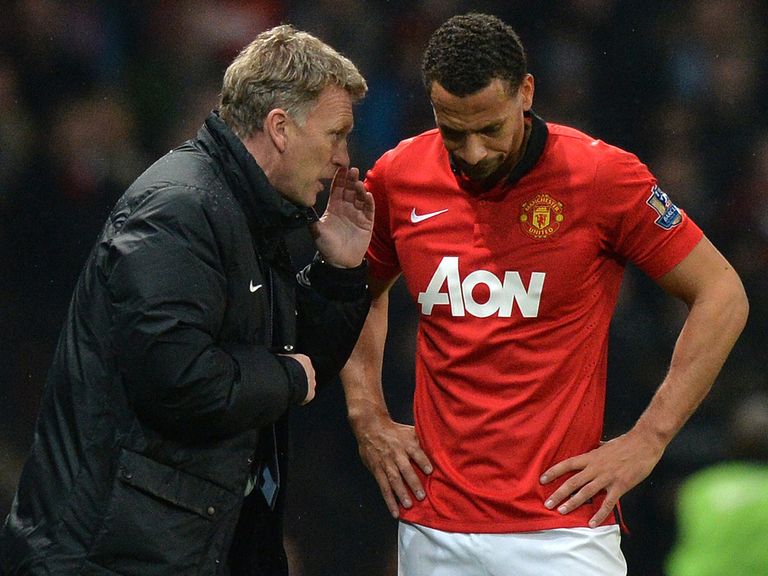 David Moyes talks to Rio Ferdinand during the 3-0 defeat to Manchester City