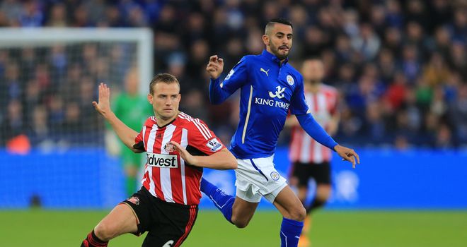 Riyad Mahrez tries to escape Lee Cattermole 
