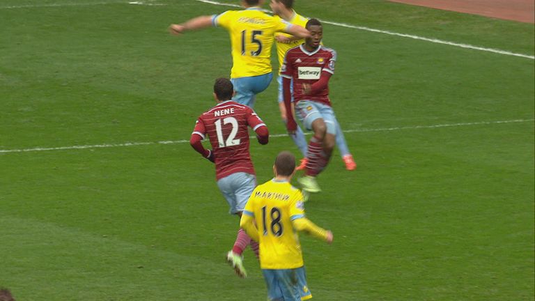 jedinak-west-ham-crystal-palace-elbow-up