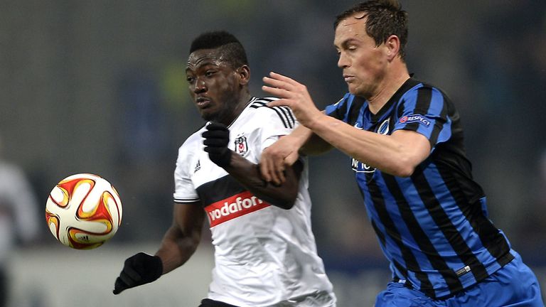 Brugge's Tom De Sutter (R) challenges Besiktas' Daniel Opare