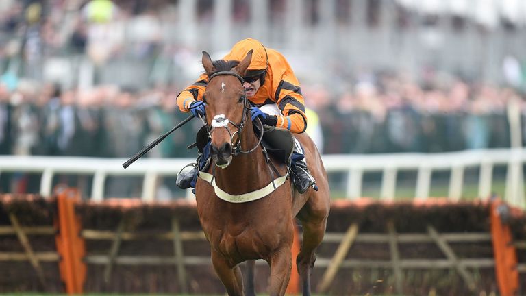 Thistlecrack wins The Doom Bar Sefton Novices' Hurdle Race