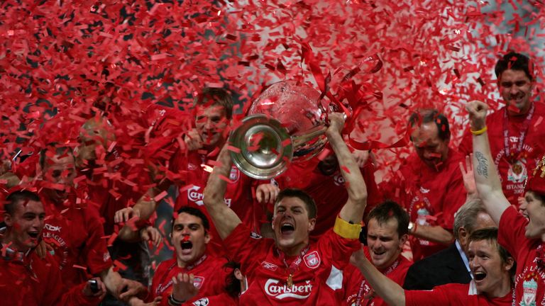 Gerrard lifts the European Cup after Liverpool beat Milan on penalties in 2005 [하늘운동] 베니테즈 "리버풀이 위대한 팀이라는 소리를 들으려면 트로피가 있어야 해"