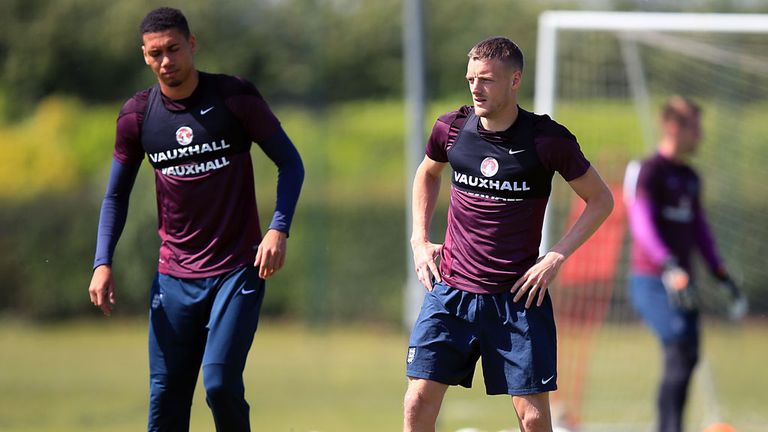 jamie-vardy-chris-smalling-england_33138
