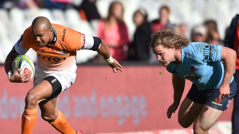 Cornal Hendricks is chased by Michael Hooper during this year's Super Rugby season