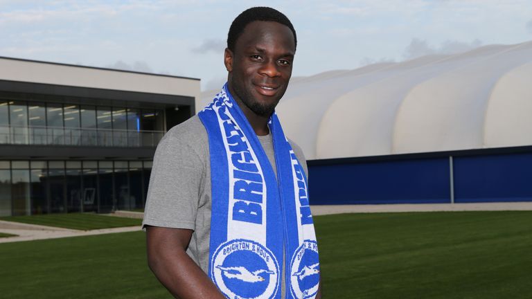 elvis-manu-brighton-and-hove-albion-posing-with-club-scarf_3343434.jpg
