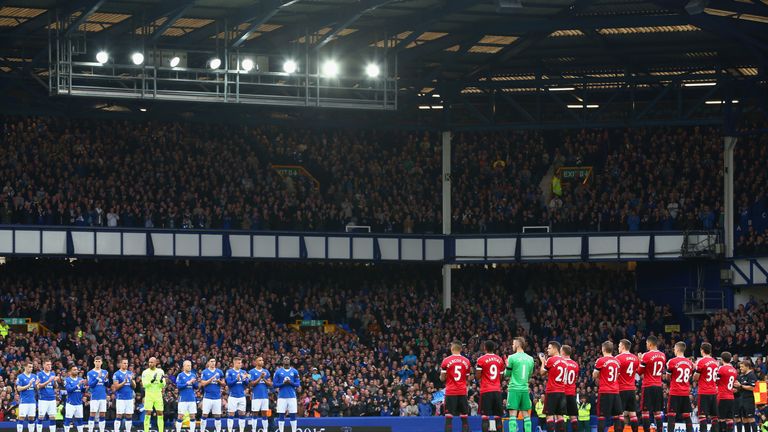 Everton and Manchester United join in a minute's applause for Howard Kendall before kick-off
