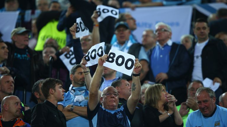 manchester-city-fans-boo_3372644.jpg