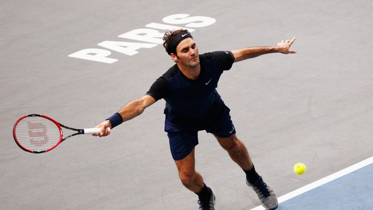 Roger Federer struggled with John Isner's serves