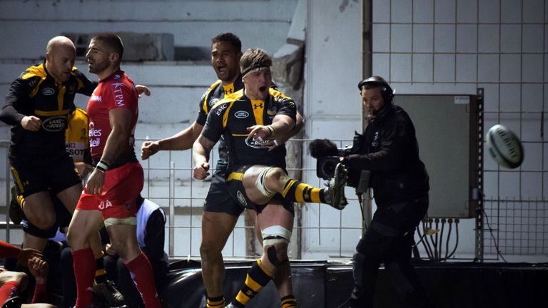 Guy Thompson celebrates after toucing down against Toulon