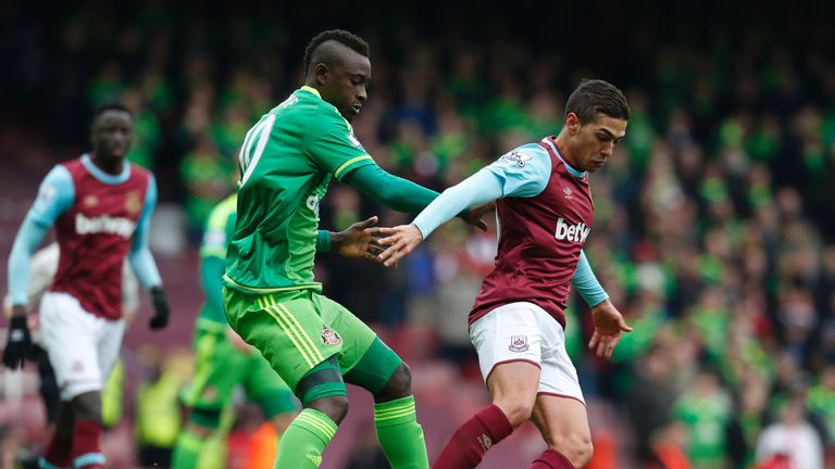 Dame N'Doye (left) vies with Manuel Lanzini