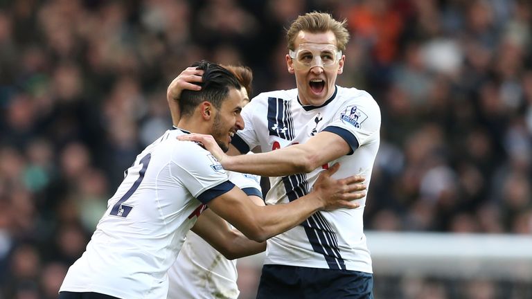 Nacer Chadli celebrates with Harry Kane