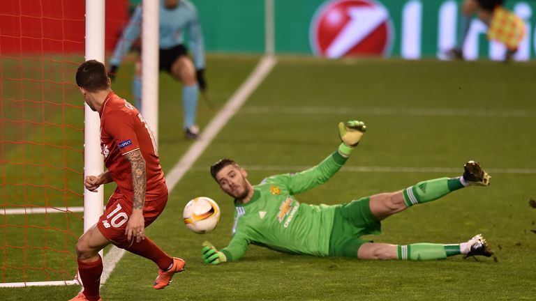 David De Gea saves from Philippe Coutinho at Anfield