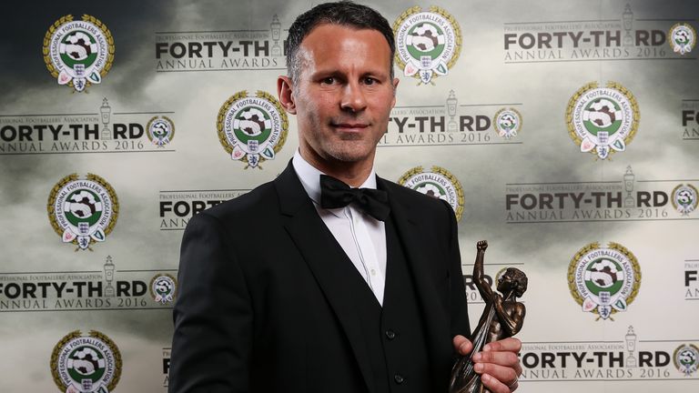 [Image: ryan-giggs-pfa-merit-award_3454733.jpg?20160424230338]