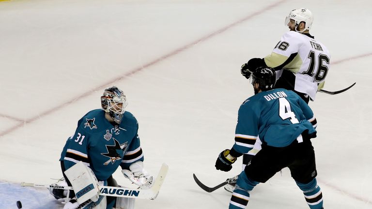 Eric Fehr seals the game with Pittsburgh's third goal