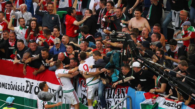 adam-szalai-hungary-austria-bordeaux-goal-celeb-fans-supporters-euro_3484047.jpg