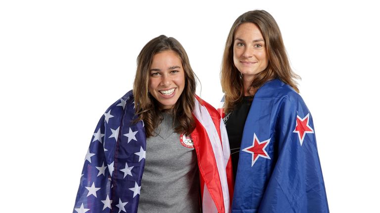 New Zealand distance runner Nikki Hamblin (R) and American Abbey D'Agostino (L)
