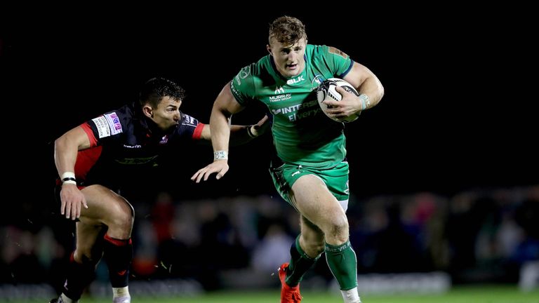 Connacht's Peter Robb beats the tackle of Edinburgh's Damien Hoyland