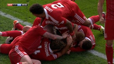 Los jugadores del Aberdeen celebran el gol de Maddison