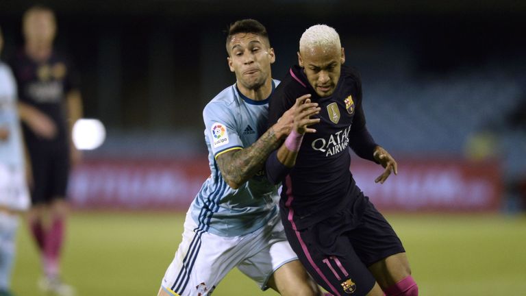 Neymar (L) tangles with Celta Vigo defender Hugo Mallo