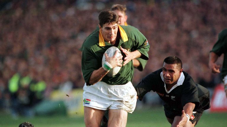 Springboks wing Pieter Rossouw runs in under the posts to score against New Zealand in Wellington in 1998