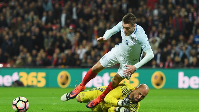 Pepe Reina fouls Jamie Vardy to concede a penalty