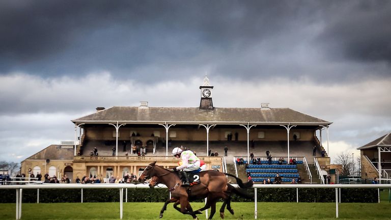 Vroum Vroum Mag wins narrowly