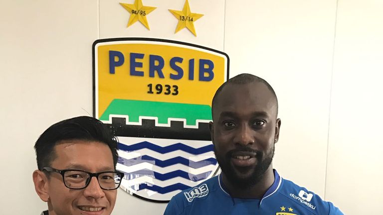 Carlton Cole has moved to Indonesian side Persib Bandung on a ten-month deal