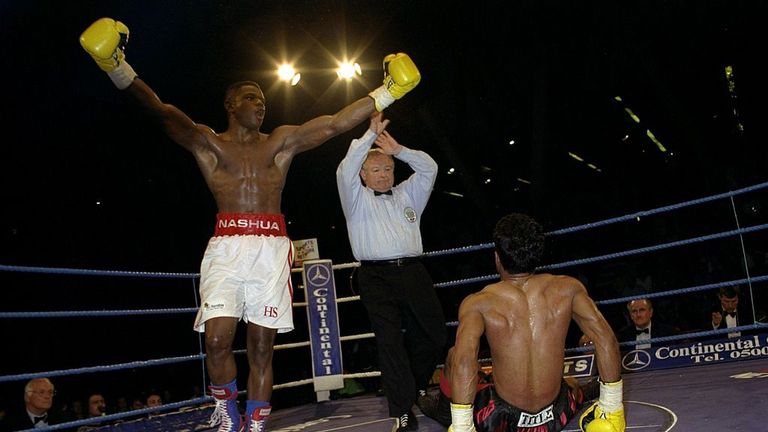 Harry Simon made his first world title defence in Crystal Palace against Kevin Lueshing