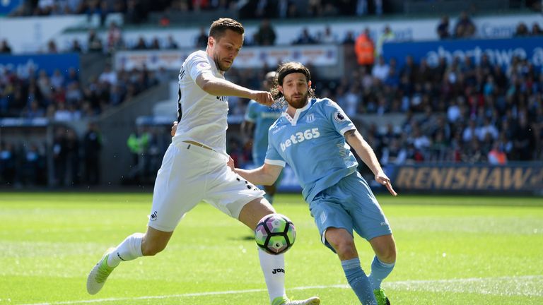 Gylfi Sigurdsson is closed down by Joe Allen