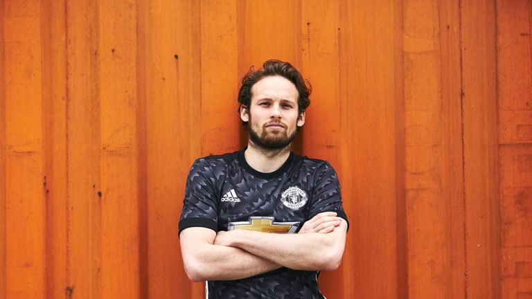 Daley Blind models the new Manchester United 2017/18 season away kit (Credit: Adidas)