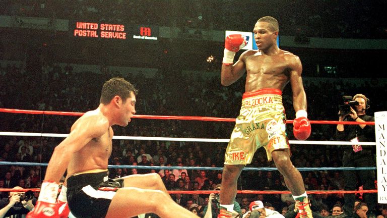 Ike Quartey floors Oscar De La Hoya during their 1999 fight