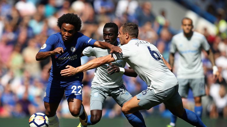 Willian battles for possession with Phil Jagielka