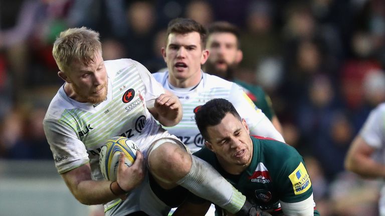 Jackson Wray of Saracens catches the ball as Matt Toomua challenges