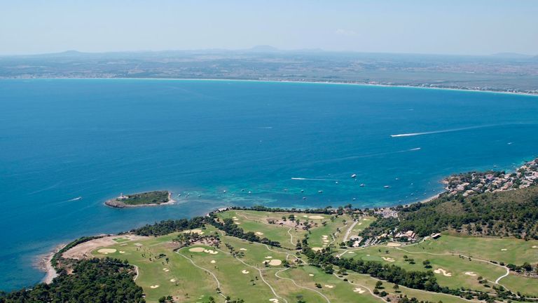 Club de Golf Alcanada will host 17 British youngsters for a five-week training camp
