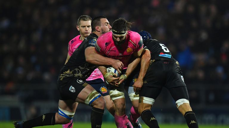 Don Armand is tackled by Louis Picamoles and Julien Bardy
