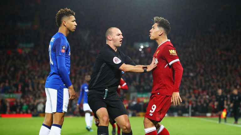 Wasit Robert Madley mengetengahi Mason Holgate dan Roberto Firmino pada saat insiden terjadi