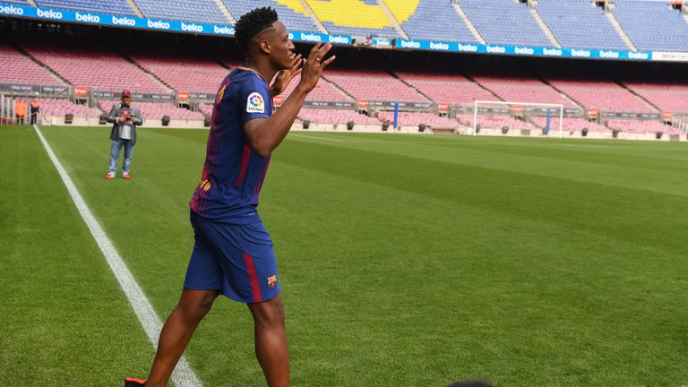 Mina walks on the pitch without boots at his unveiling at Nou Camp
