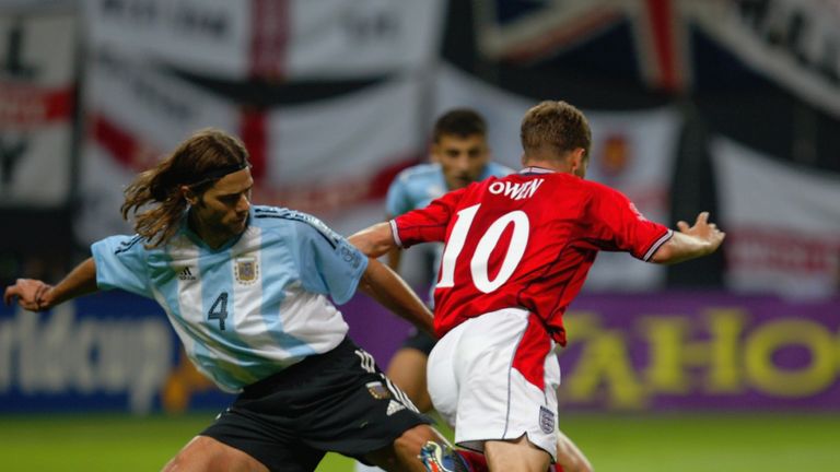 Mauricio Pochettino (left) thinks Michael Owen dived to earn England a penalty at the 2002 World Cup