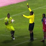 WATCH: El Nacional goalkeeper Johan Padilla dives after being touched by referee Jose Argote