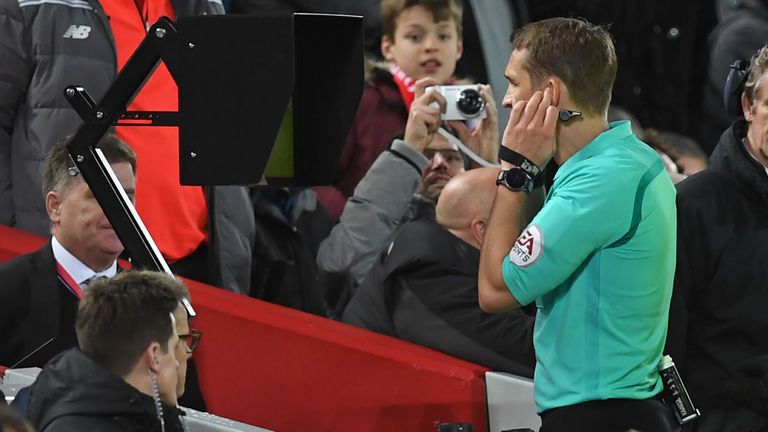Stadium screens to show VAR reviews at WC