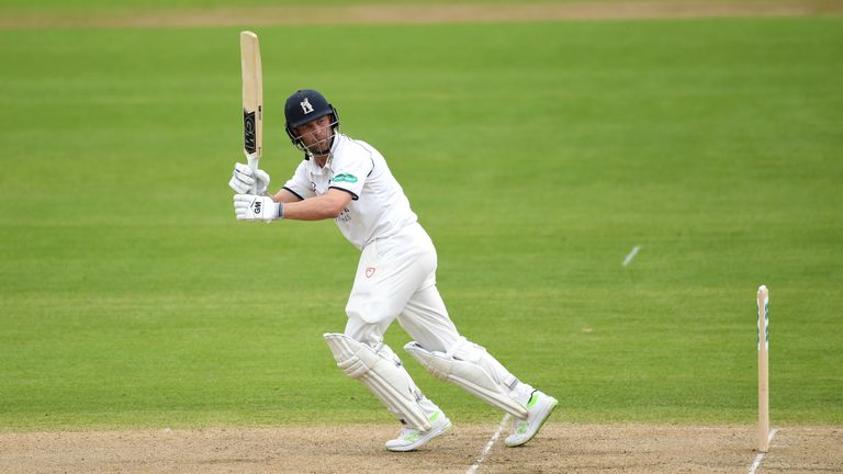 Jonathan Trott made an unbeaten 170 as Warwickshire made 424 in their first innings