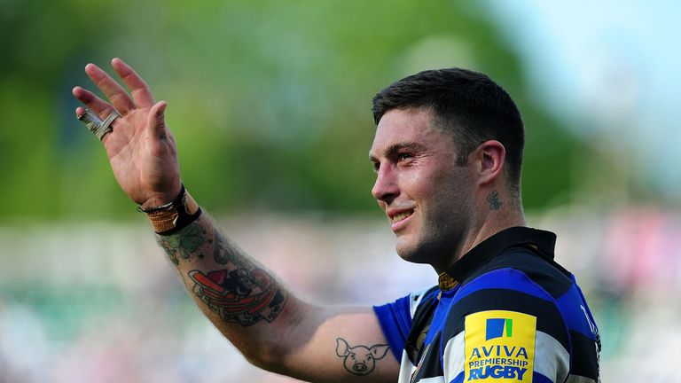 Matt Banahan saluting the crowd after his final game for Bath