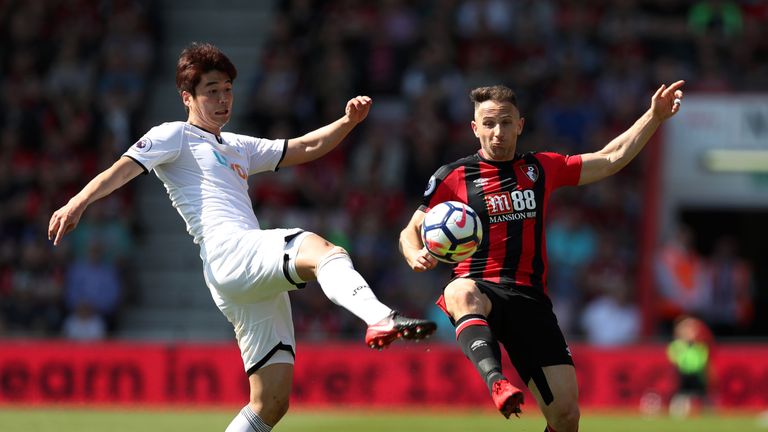 Ki Sung-Yeung and Marc Pugh battle for the ball