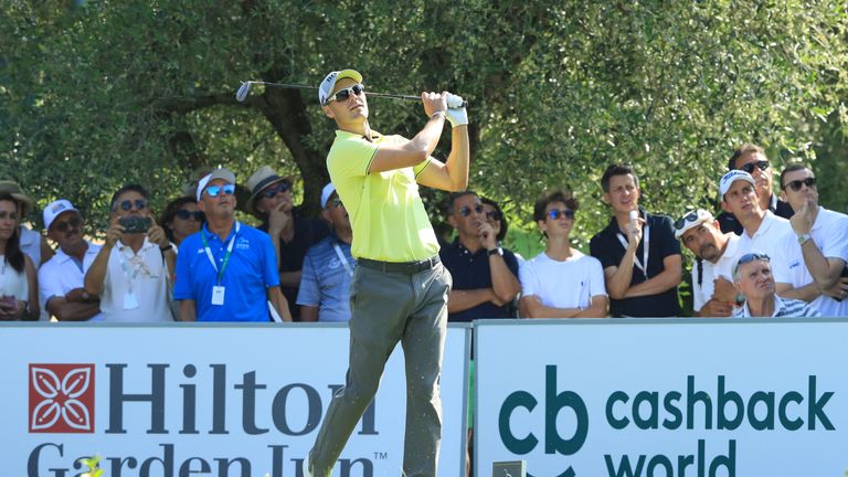 Martin Kaymer made five birdies in a row to power into the lead