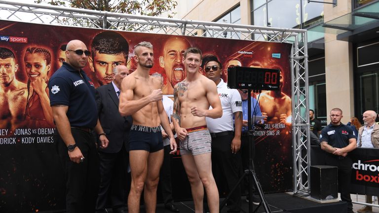 Davies (L): 12st 2lbs, Fox: 12st 2lbs