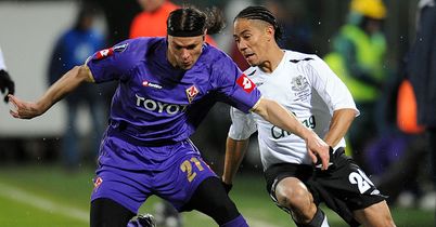 Steven Pienaar challenges Tomas Ujfalusi of Fiorentina