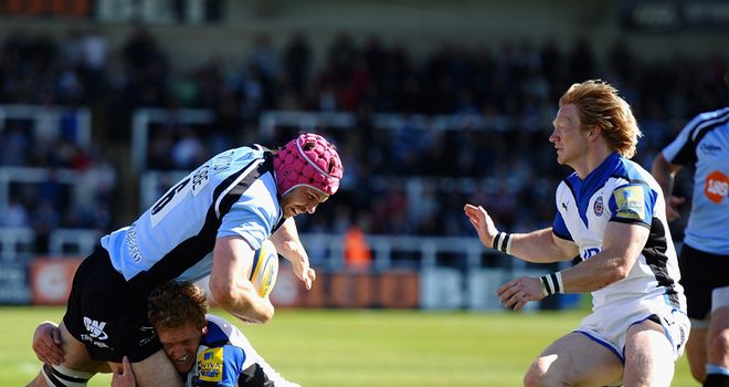 Tim Swinson is tackled by Bath&#39;s Sam Vesty