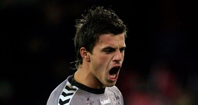 Eldin Jakupovic: In discussions with Hull City over a move to the KC Stadium